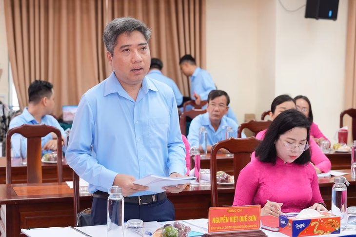 Bí thư Đảng ủy phường Bình Hưng Hòa Nguyễn Việt Quế Sơn báo cáo - Ảnh: HỮU HẠNH