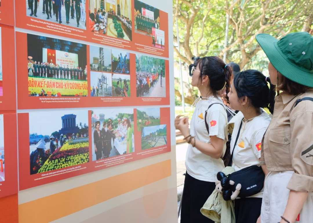 Triển lãm 6.000 ảnh kỷ vật về Lăng Bác tại Bộ Quốc gia Turismo