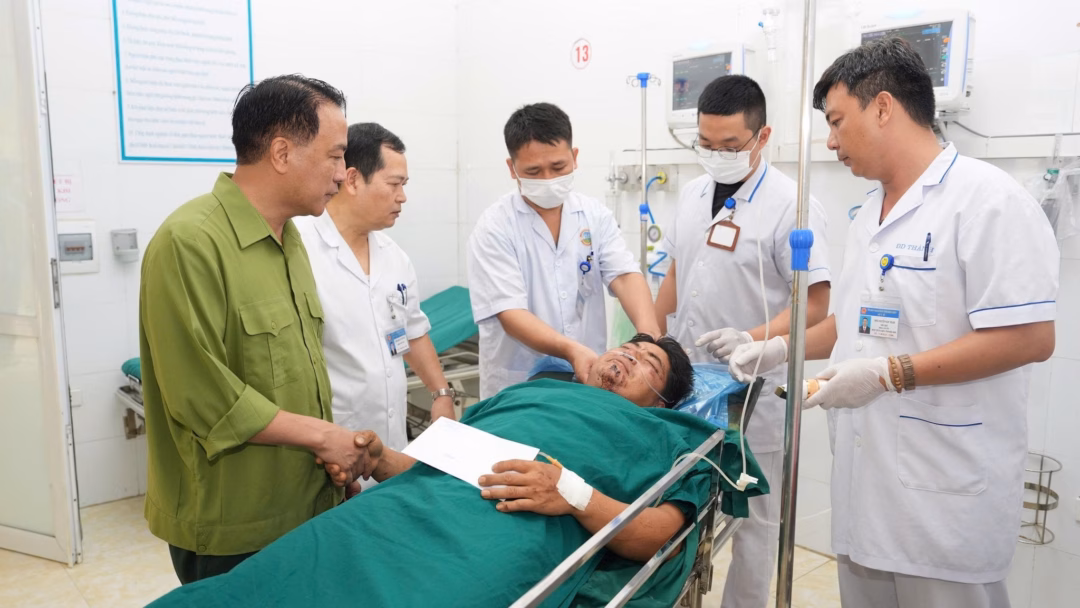 3 bệnh nhân nặng do mưa lũ ở Điện Biên được điều trị tại bệnh viện đa khoa tỉnh Đại diện lãnh đạo Sở Y tế địa phương đã vào thăm, động viên các gia đình và chỉ đạo công tác khám, điều trị cho bệnh nhân. CDC Điện Biên