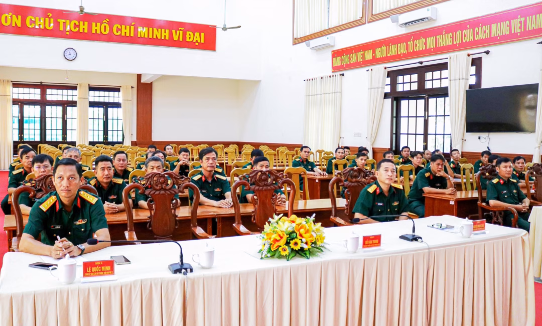 50 cán bộ quân nhân chuyên nghiệp tại An Giang được nghỉ hưu, thăng hàm Trao quyết định cho quân nhân chuyên nghiệp tỉnh An Giang