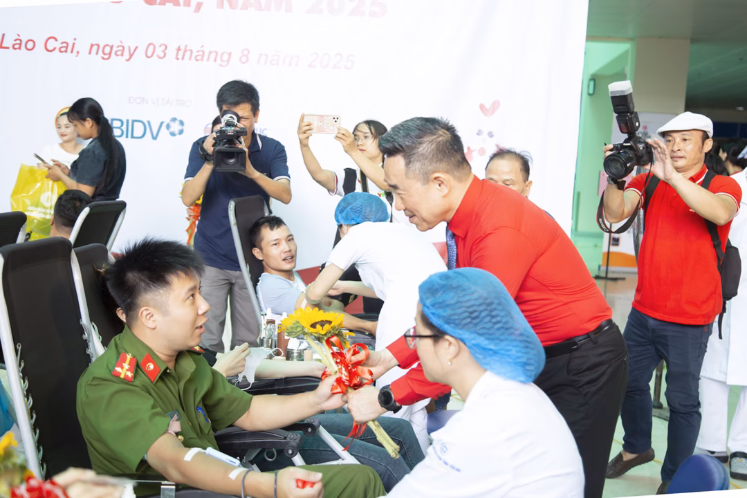Trong không khí sôi nổi của ngày hội hiến máu,Thượng úy Phan Thế Huy, một trong những tình nguyện viên hiến máu tiêu biểu đang công tác tại Công an phường Văn Phú, tỉnh Lào Cai. Anh