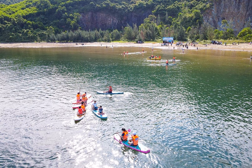 Mô hình thể thao chèo thuyền SUP trẻ trung, năng động, phù hợp với cảnh sắc thiên nhiên của núi Nam Giới và vùng biển Cửa Sót hoang sơ.