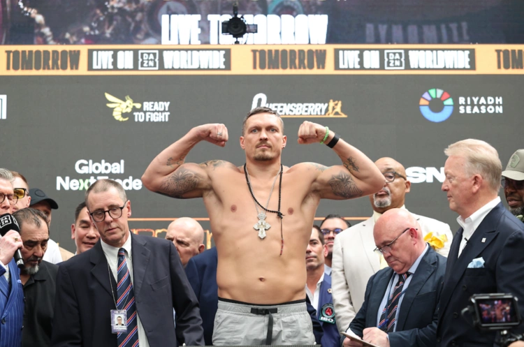 Daniel Dubois và Oleksandr Usyk trong buổi cân cuối cùng tại BoxPark Wembley chiều 18/6. Ảnh: