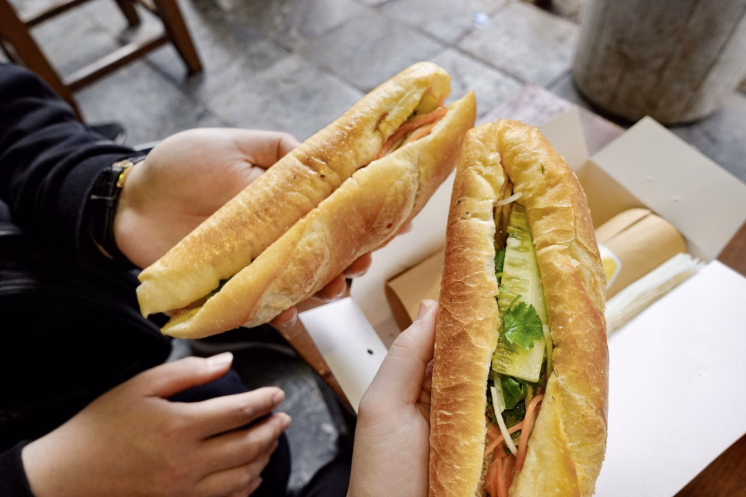 B&aacute;nh m&igrave; heo quay v&agrave; b&aacute;nh m&igrave; thập cẩm tại B&aacute;nh m&igrave; 25