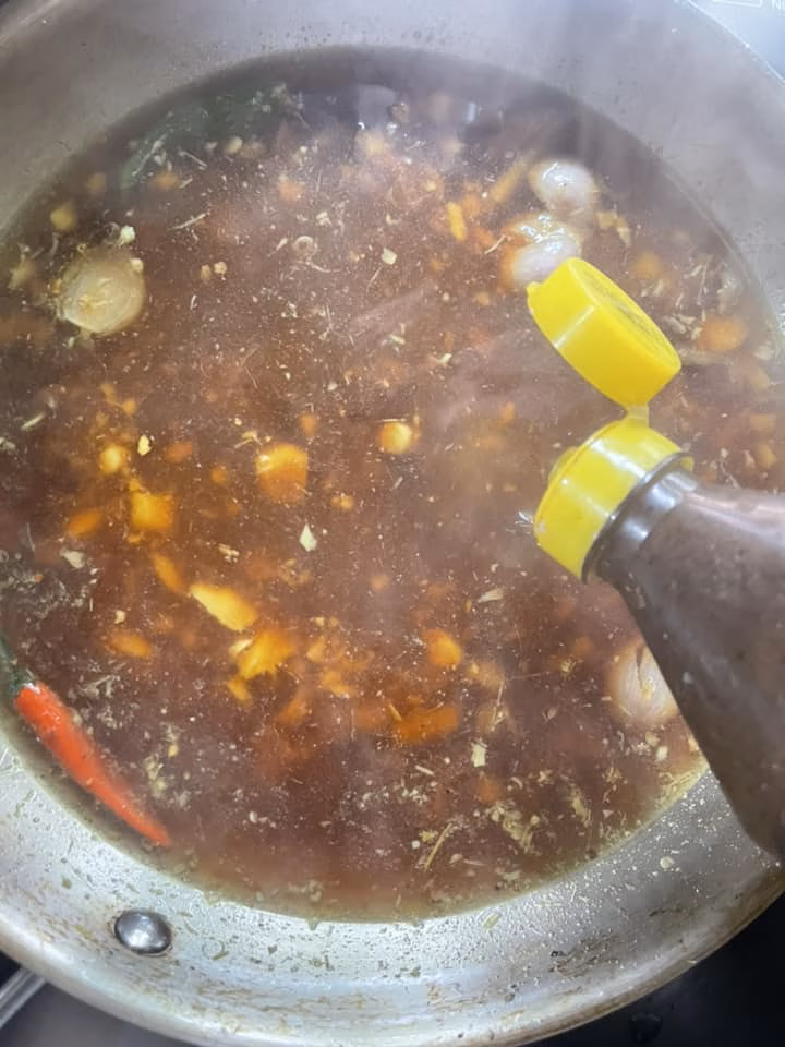 C&aacute;ch kho c&aacute; với chuối xanh, khế chua: Đổ tương bần v&agrave;o