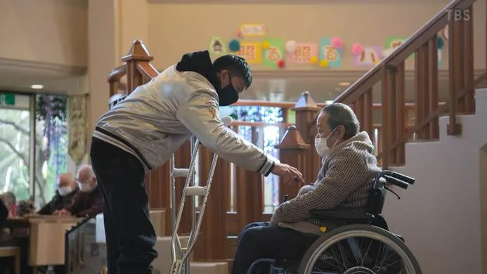 Những bài học rút ra Cảnh trong viện dưỡng lão, người già và nhân viên chăm sóc