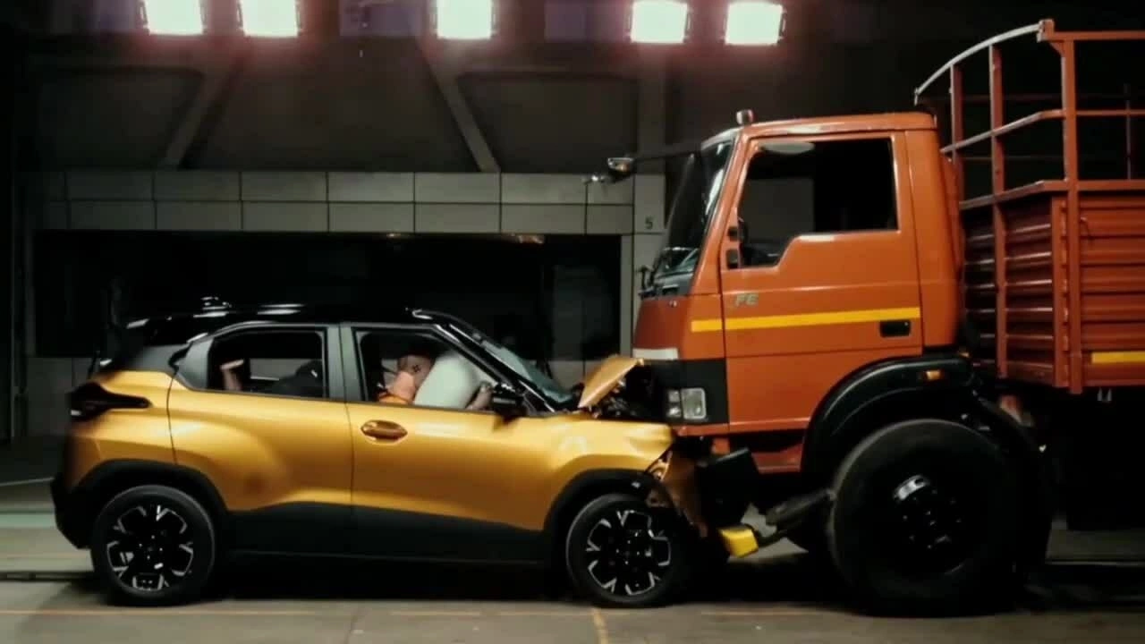 H&atilde;ng &ocirc;t&ocirc; cho xe con đấu đầu xe tải d&ugrave; đ&atilde; xếp hạng an to&agrave;n 5 sao