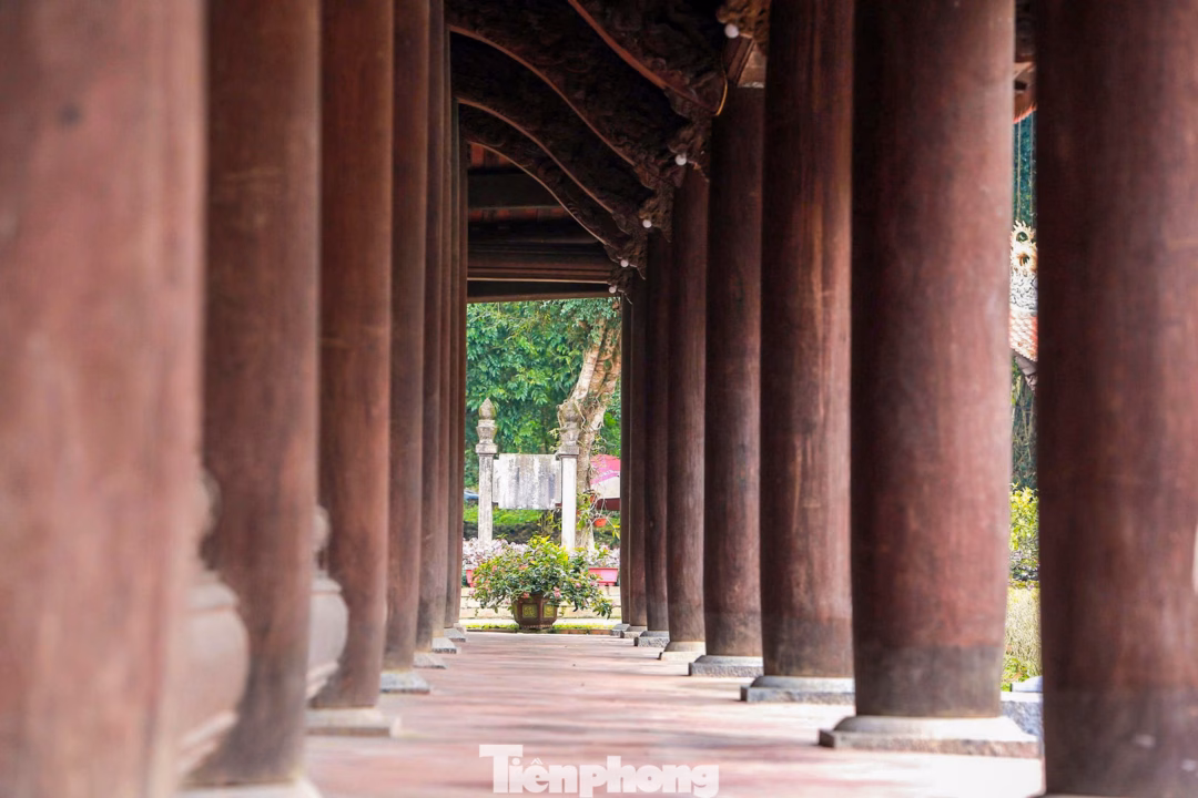 Cột c&aacute;i toại lớn tại c&aacute;c t&ograve;a điện thờ Lam Kinh