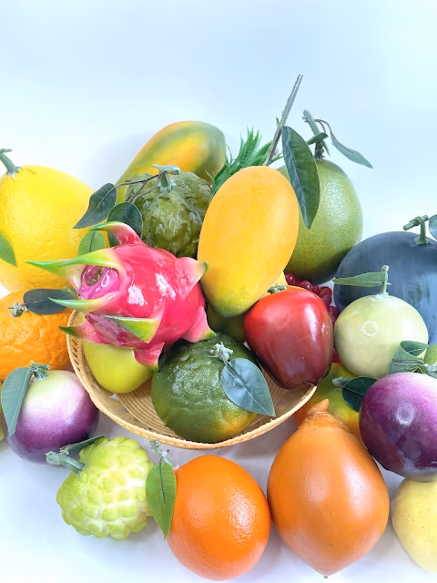 Bạn tuyệt đối kh&ocirc;ng n&ecirc;n để hoa giả, tr&aacute;i c&acirc;y giả, đặc biệt l&agrave; dưới b&agrave;n thờ, v&igrave; điều n&agrave;y c&oacute; thể mang đến những điều kh&ocirc;ng may mắn cho gia đ&igrave;nh.