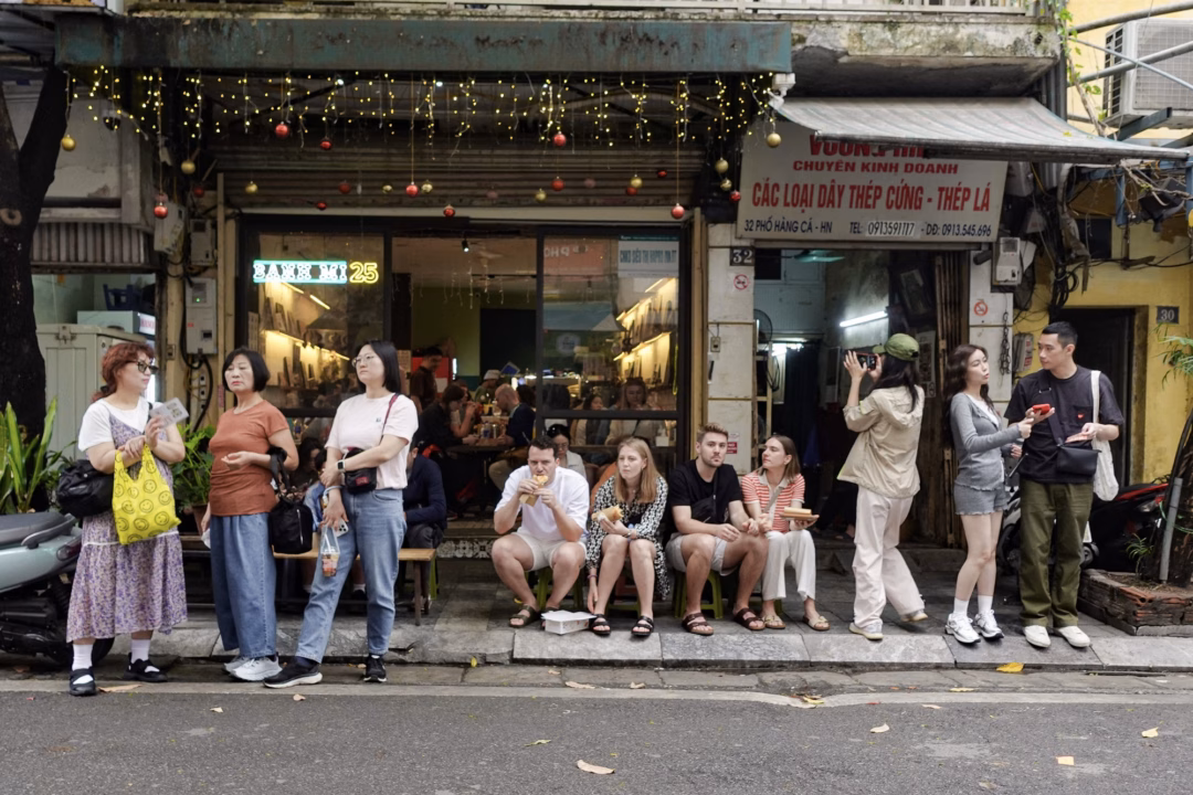 Menu giấy B&aacute;nh m&igrave; 25 được ph&aacute;t cho kh&aacute;ch chờ