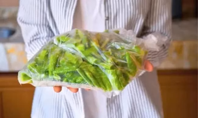 Mẹo bảo quản rau tươi l&acirc;u bằng t&uacute;i zip v&agrave; khăn giấy