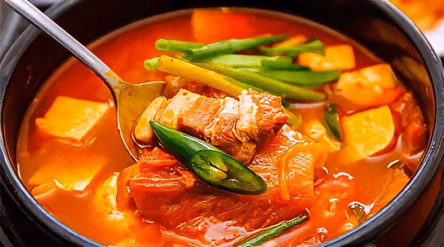 Bước 3: Đun nấu canh Món canh kim chi thơm ngon, bốc khói