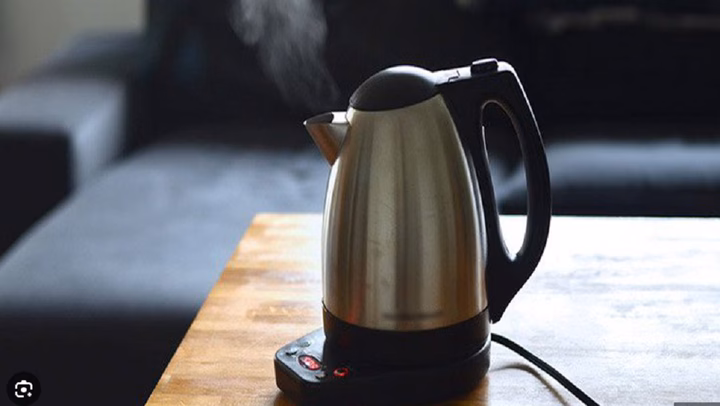 N&ecirc;n hạn chế d&ugrave;ng ấm nước đun s&ocirc;i ở kh&aacute;ch sạn.