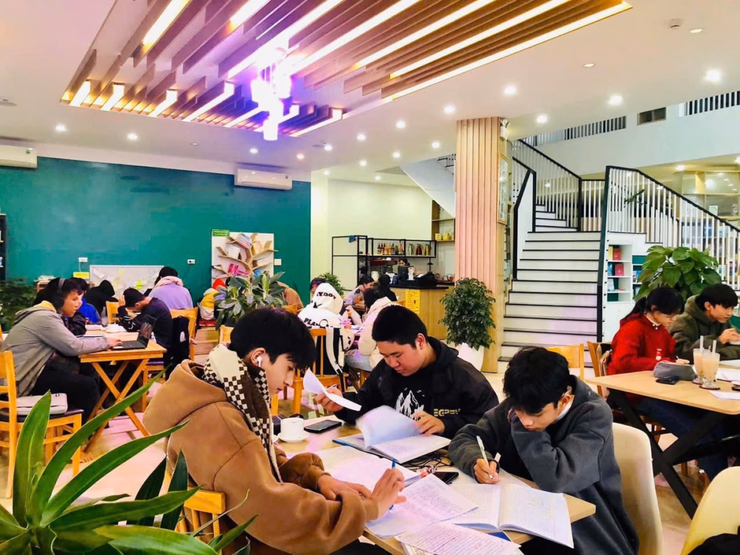 Học sinh nhận học bổng tại Trung t&acirc;m