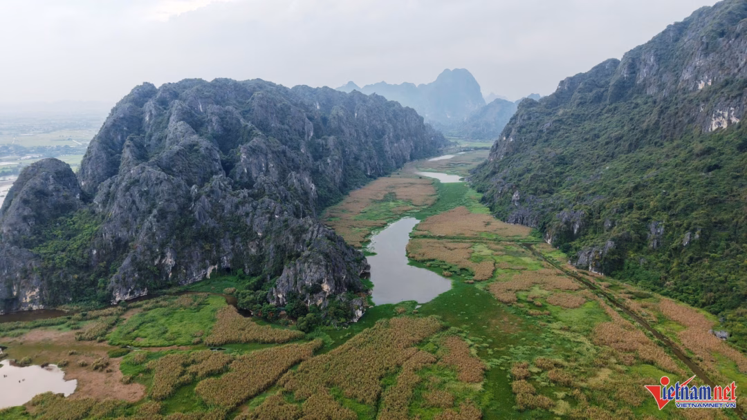 N&uacute;i M&egrave;o C&agrave;o cao khoảng 150-200m, nằm độc lập như một h&ograve;n đảo