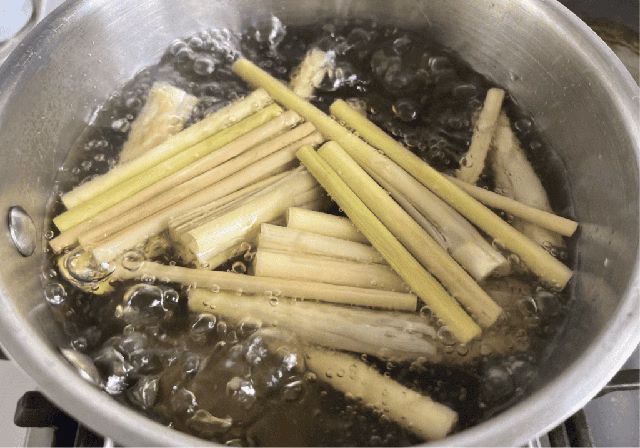 Nước l&aacute; bưởi v&agrave; sả d&ugrave;ng để bao s&aacute;i ban thờ