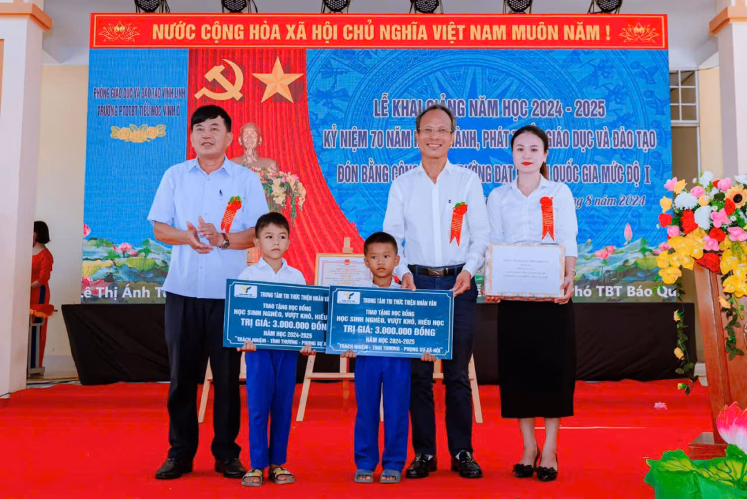 Đỗ Hữu Thiện c&ugrave;ng c&aacute;c học sinh tại Trung t&acirc;m