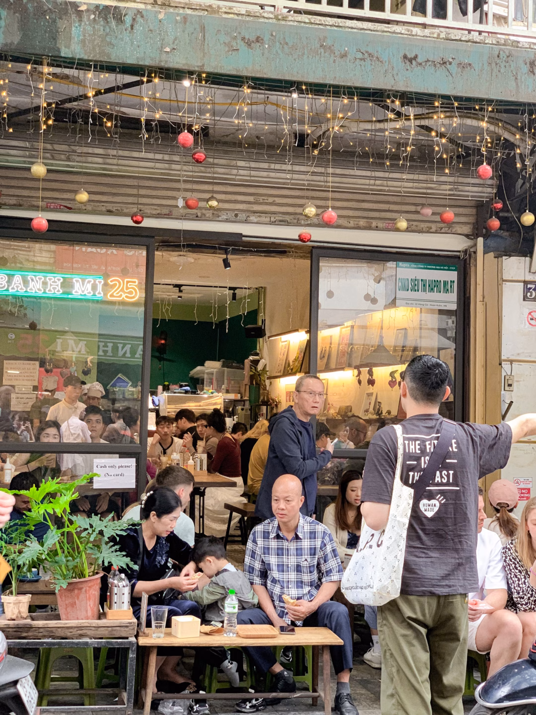 Thanh to&aacute;n tiền mặt tại B&aacute;nh m&igrave; 25