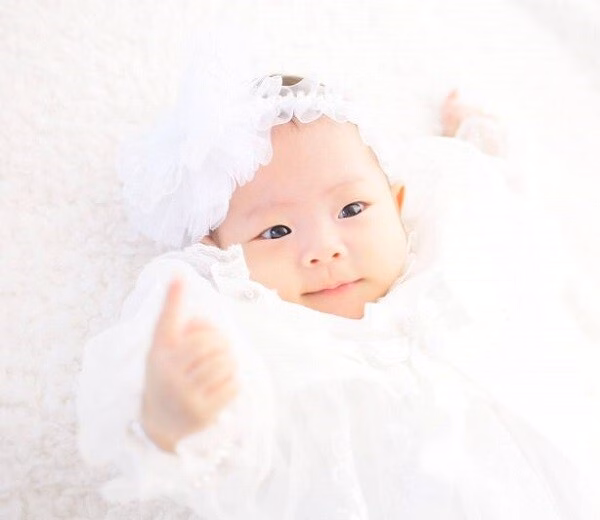 Trẻ d&ugrave;ng tay cầm đồ chơi nhỏ