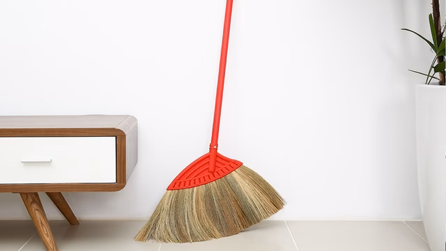 Chổi lau nh&agrave;, d&eacute;p, hay c&aacute;c đồ d&ugrave;ng c&aacute; nh&acirc;n kh&aacute;c l&agrave; những đồ vật kh&ocirc;ng n&ecirc;n để dưới b&agrave;n thờ.