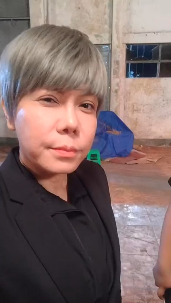 Việt Hương khiến kh&aacute;n giả bất ngờ khi xuất hiện với diện mạo kh&aacute;c lạ