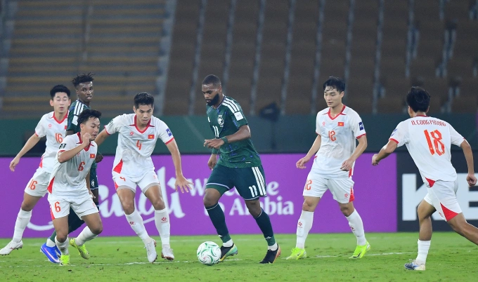 Việt Nam (&aacute;o trắng) thắng Arab Saudi 1-0 ở lượt cuối bảng A VCK U23 ch&acirc;u &Aacute; 2026, tr&ecirc;n s&acirc;n Prince Abdullah Al Faisal ở Jeddah, Arab Saudi ng&agrave;y 12/1/2026. Ảnh: AFC