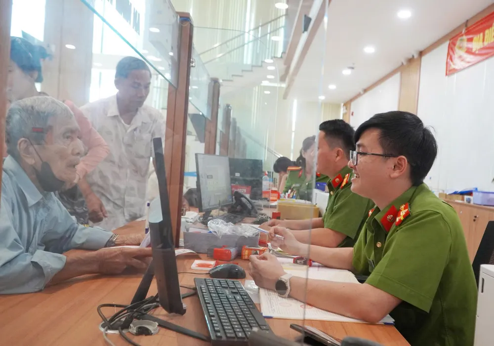 Công chức Bộ phận một cửa UBND quận 4 giải quyết hồ sơ cho ông Mai Vũ Khánh Công chức Bộ phận một cửa UBND quận 4 giải quyết hồ sơ cho ông Mai Vũ Khánh