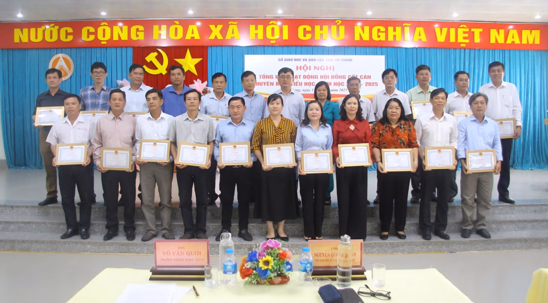 Khen thưởng 24 cá nhân có thành tích xuất sắc