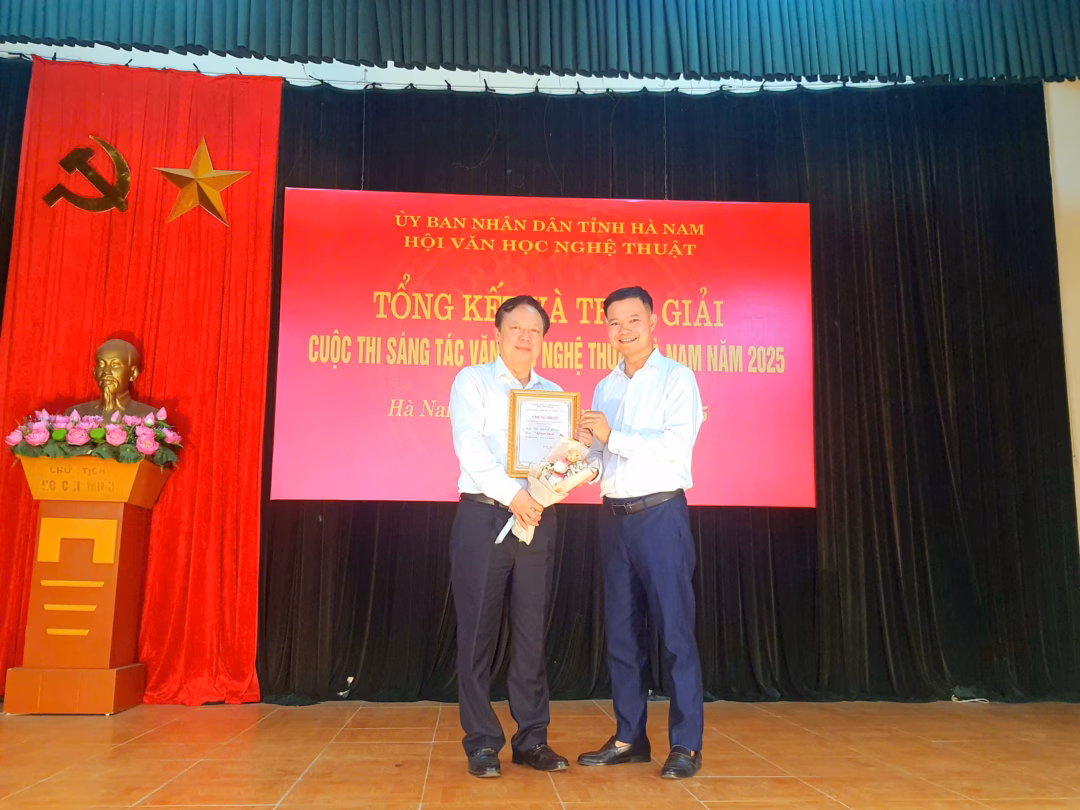 Tác giả Tào Khánh Hưng tại lễ trao giải