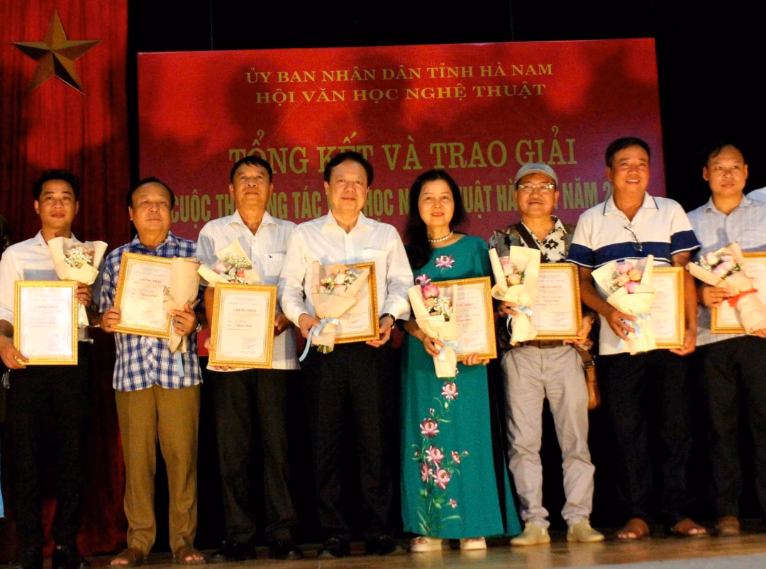 Tác giả Hà Nam tại lễ trao giải