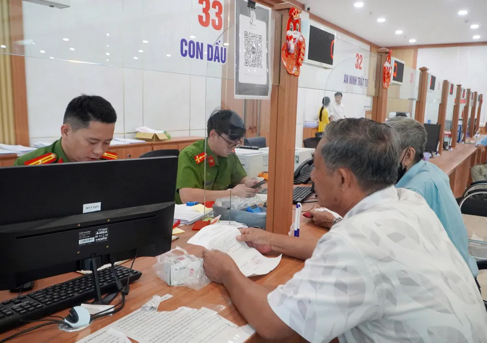 Công chức Trung tâm Phục vụ Hành chính công TPHCM cơ sở 3 duy trì hoạt động Công chức Trung tâm Phục vụ Hành chính công TPHCM cơ sở 3 duy trì hoạt động