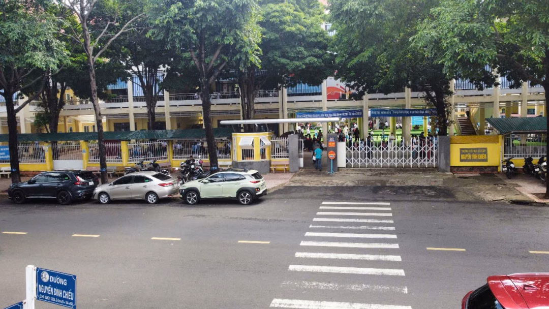 Cổng Trường Tiểu học dân lập Nguyễn Bỉnh Khiêm Cổng Trường Tiểu học dân lập Nguyễn Bỉnh Khiêm, Đắk Lắk