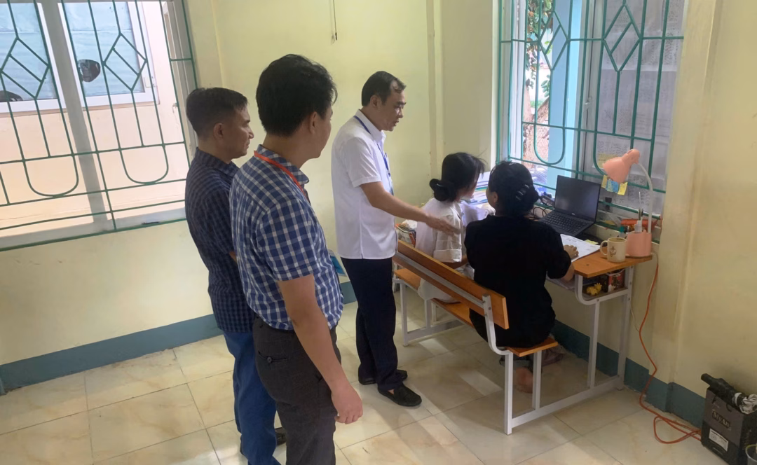 Các thành viên Ban Chỉ đạo kỳ thi ở huyện Mường Lát đến thăm, động viên thí sinh trước kỳ thi