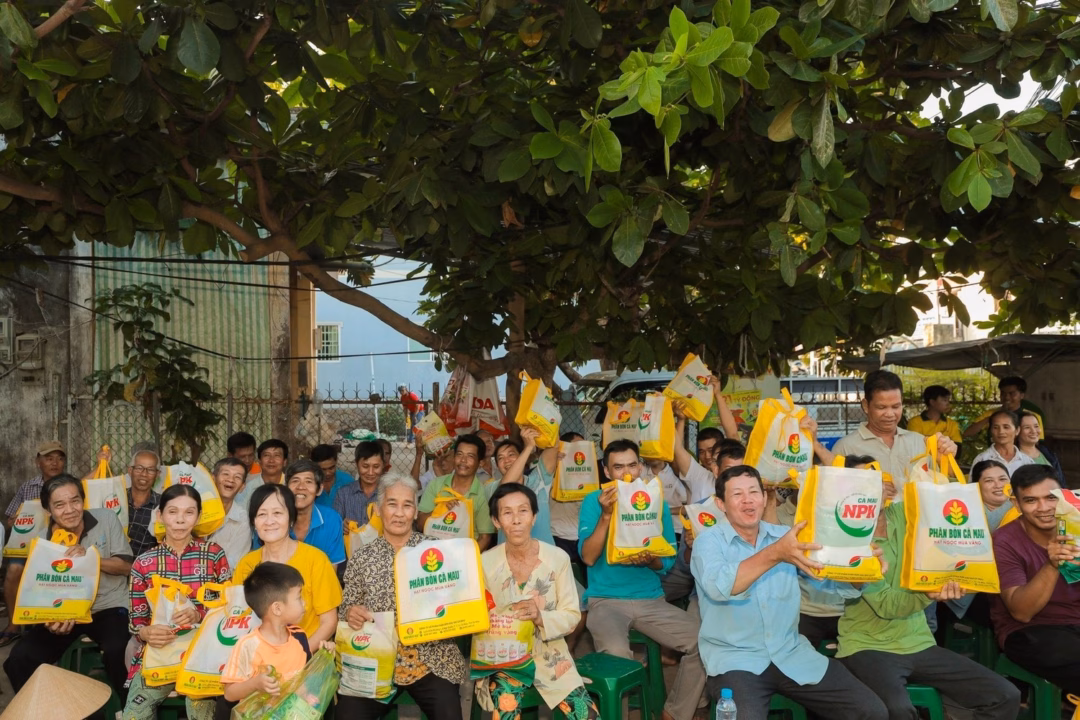 Đại diện PVCFC nhận biểu trưng vinh danh PVCFC đạt Top Doanh nghiệp khoa học và công nghệ, đổi mới sáng tạo và chuyển đổi số. Đại diện PVCFC nhận biểu trưng vinh danh PVCFC đạt Top Doanh nghiệp khoa học và công nghệ, đổi mới sáng tạo và chuyển đổi số.
