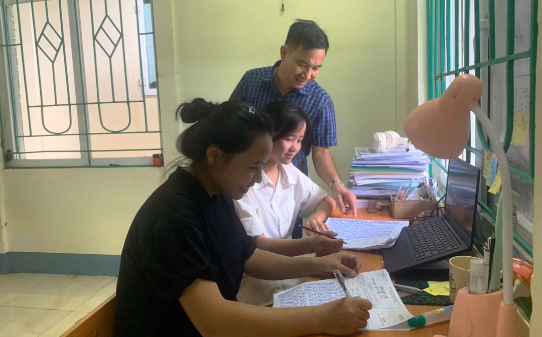 Ông Lê Văn Tùng - Phó Hiệu trưởng động viên học sinh trước kỳ thi