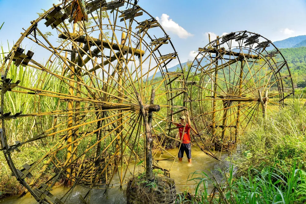 Du khách thăm quan guồng nước