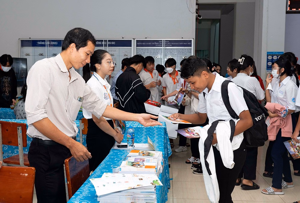 Các học sinh được tư vấn, giới thiệu công tác tuyển sinh của Trường Cao đẳng nghề An Giang