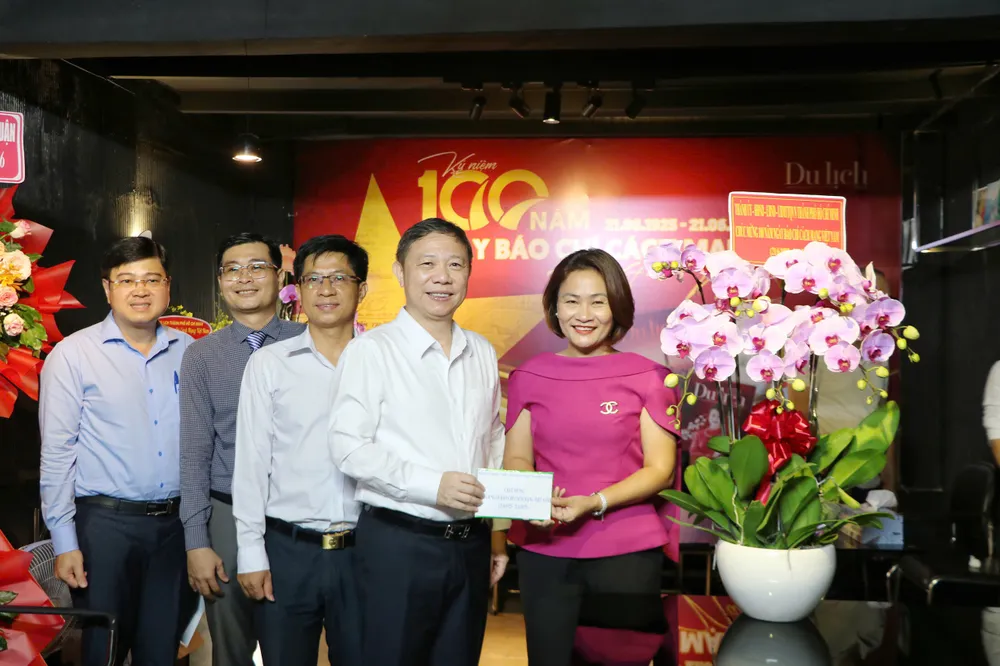 Đồng chí Dương Anh Đức (thứ hai từ phải sang) thăm, chúc mừng Tạp chí Du lịch Đồng chí Dương Anh Đức (thứ hai từ phải sang) thăm, chúc mừng Tạp chí Du lịch
