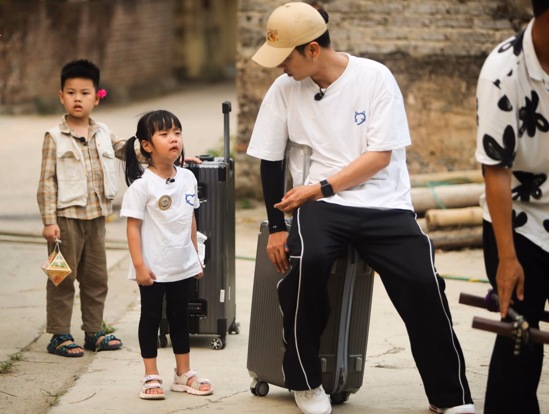 Con gái Neko khóc đòi về với mẹ