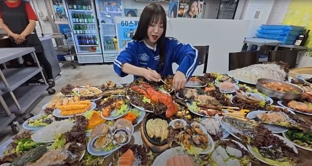 Tzuyang ăn uống tại một nhà hàng Tzuyang ăn uống tại một nhà hàng