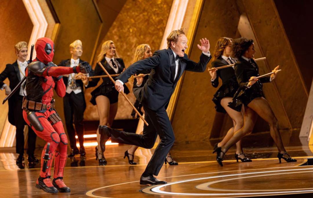 Conan O'Brien và Deadpool trên sân khấu Oscar Conan O'Brien biểu diễn trên sân khấu Oscar