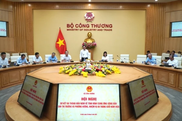 Hội nghị sơ kết công tác bảo đảm nguồn cung xăng dầu Bộ trưởng Công Thương Nguyễn Hồng Diên chủ trì hội nghị