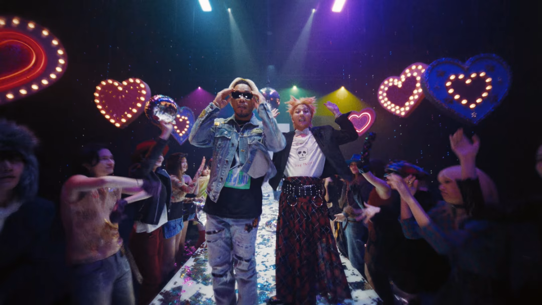 G-Dragon và Anderson .Paak trong Too bad G-Dragon kết hợp với rapper người Mỹ Anderson .Paak trong MV Too bad