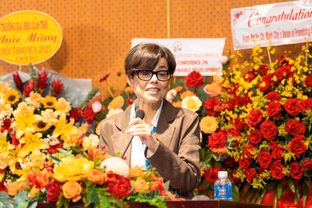 Giáo sư Maria Cecilia Mancini, Phó Hiệu trưởng Trường Đại học Parma (Ý) phát biểu tại hội thảo. Giáo sư Maria Cecilia Mancini, Phó Hiệu trưởng Trường Đại học Parma (Ý) phát biểu tại hội thảo.