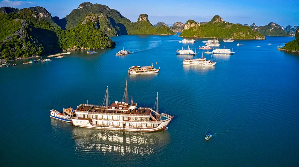 Tàu du lịch trên quần đảo Cát Bà Tàu du lịch trên quần đảo Cát Bà
