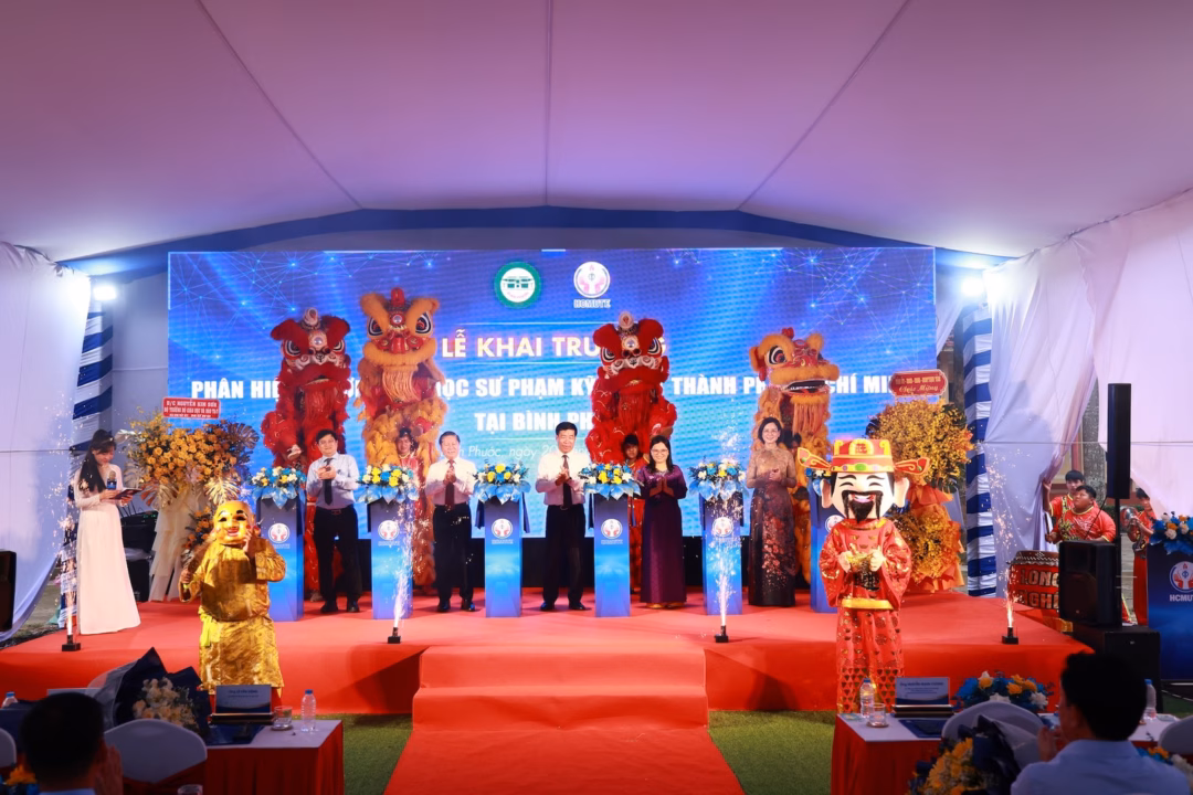 Lễ công bố quyết định thành lập phân hiệu Lễ công bố quyết định thành lập phân hiệu Trường Đại học Sư phạm Kỹ thuật TPHCM tại Bình Phước