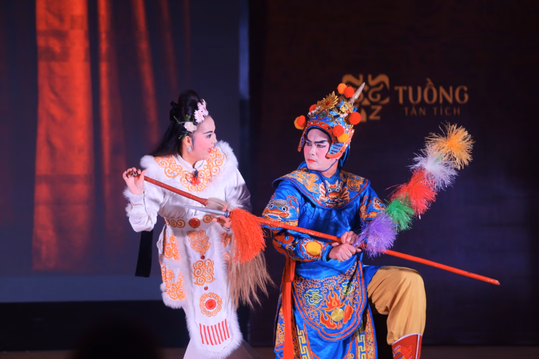 Trích đoạn tuồng “Hồ Nguyệt Cô hóa cáo” do NSƯT Lộc Huyền và nghệ sĩ Mạnh Linh thể hiện.