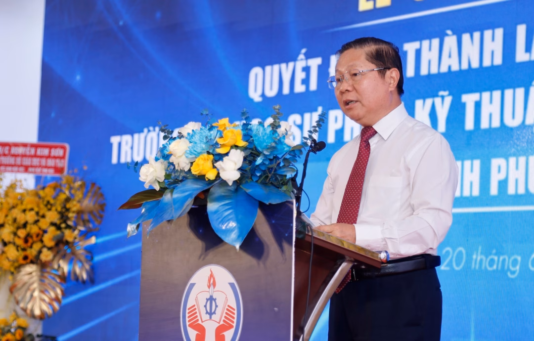Thứ trưởng Bộ GD&ĐT Lê Tấn Dũng phát biểu Thứ trưởng Bộ GD&ĐT Lê Tấn Dũng phát biểu tại buổi lễ