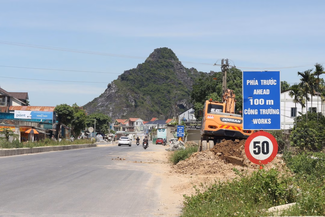 Công trường dự án cải tạo nâng cấp Quốc lộ 7 đoạn qua huyện Diễn Châu Công trường dự án cải tạo nâng cấp Quốc lộ 7