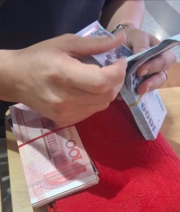 Hành khách người Trung Quốc nhận lại tài sản lúc 0 giờ 30 phút sáng 18-6